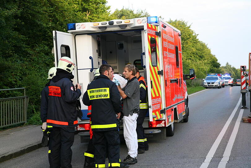 Landkreis Altötting: Auto kracht von Brücke auf Bahngleis: 3 Verletzte - Bayern - Abendzeitung München