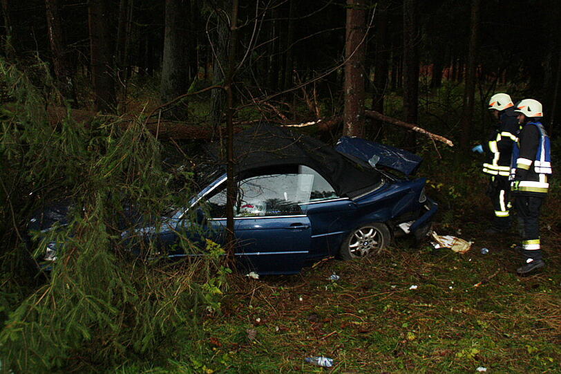 Baum zerquetscht Auto: Die Bilder vom Rettungseinsatz