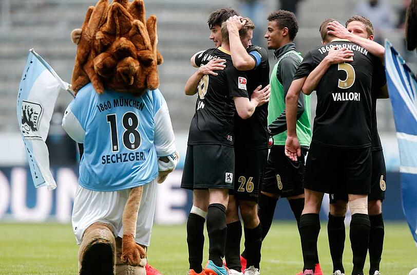 Es geht doch! Jubelnde Löwen nach dem Sieg des TSV 1860 München in der Allianz Arena gegen den VfL Bochum.