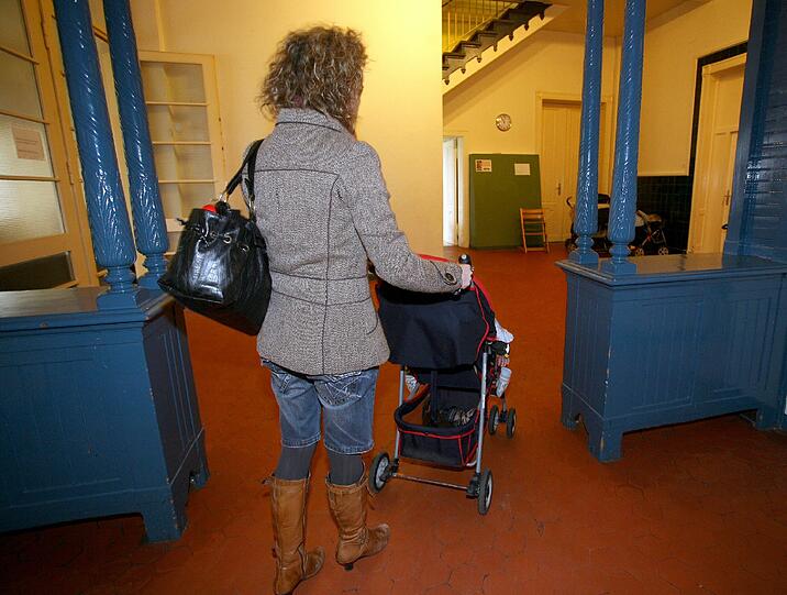 Letzte Zuflucht: Eine Frau kommt mit ihrem Kinderwagen in einem Frauenhaus an.