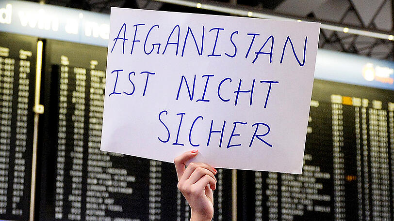 Eine Demonstrantin am Frankfurter Flughafen protestiert gegen Abschiebungen nach Afghanistan.