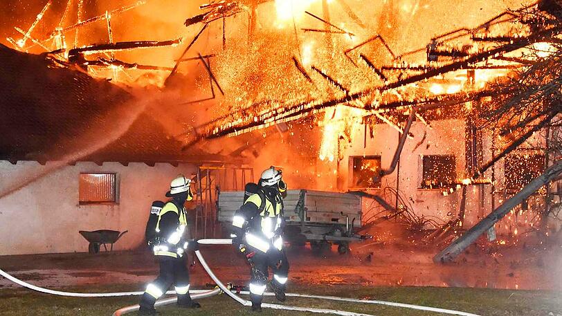 Die brennende Tenne stellte die Feuerwehr vor eine Herausforderung. Löschwasser musste über einen Kilometer weit transportiert werden.