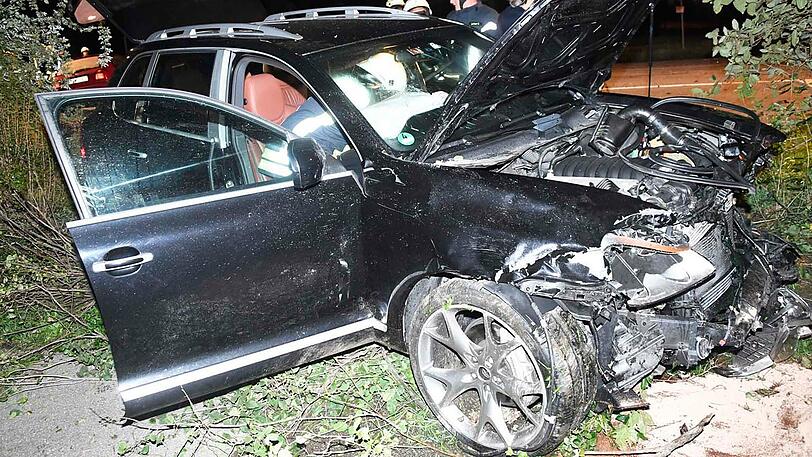 Bei dem schweren Unfall in Neuried wurden beide Autofahrer verletzt. Die Bilder der Autowracks.