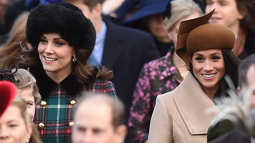 Herzogin Kate mit Meghan Markle beim Weihnachtsgottesdienst in der Saint Mary Magdalena Kirche. Passend zu Weihnachten trägt Kate einen rot-grün karierten Mantel.