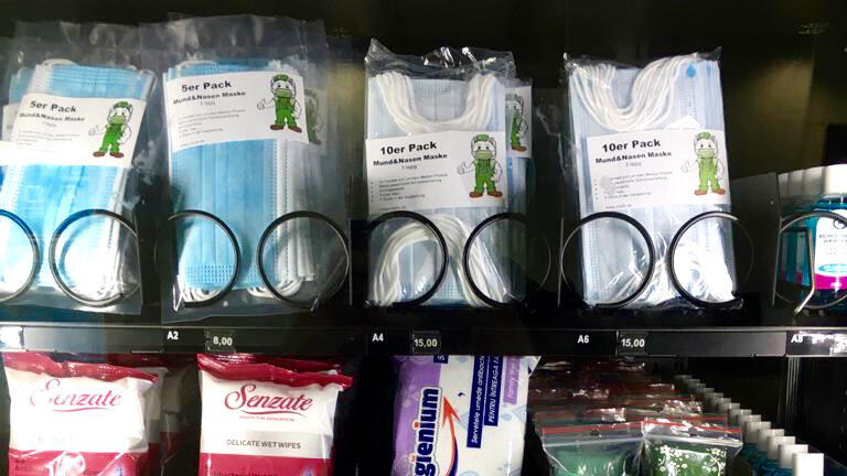 Auch in einem Automaten am Münchner Flughafen liegen Masken und Hygieneartikel bereit.