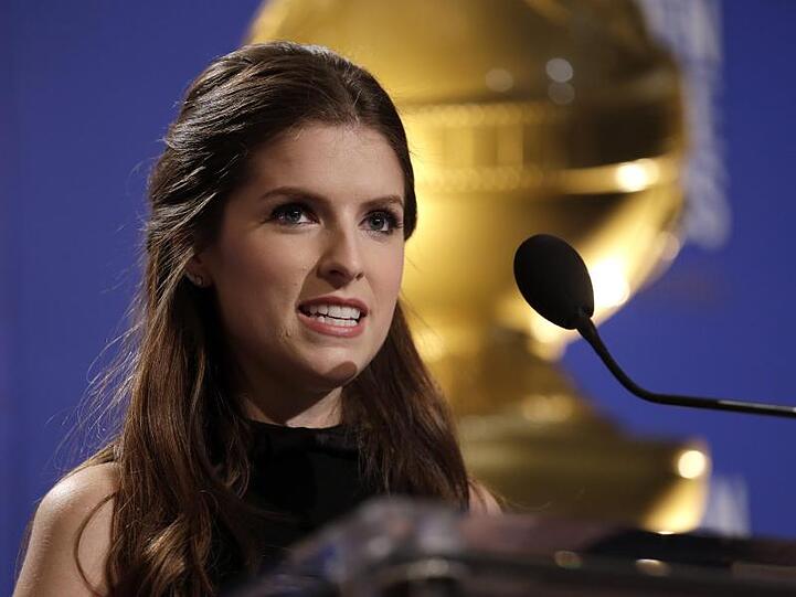 Schauspielerin Anna Kendrick spricht bei den Golden Globe Awards in Los Angeles in Kalifornien. Foto: Paul Buck/EPA/Archiv