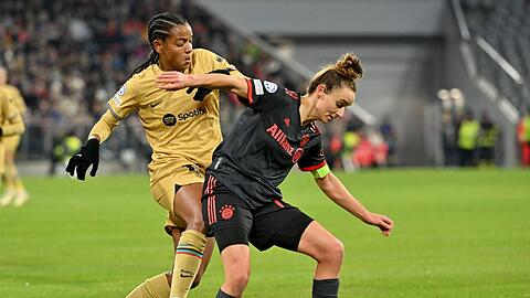 Lina Magull (r) vom FC Bayern München und Geyse Ferreira vom FC Barcelona in Aktion.
