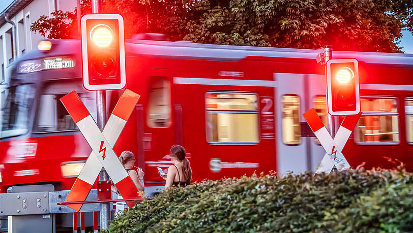 Bahnübergang in Ottobrunn: Nach Angaben der Polizei meldete der Lokführer einer vorbeifahrenden S-Bahn zunächst ein vermeintliches Raubdelikt. (Archivbild)