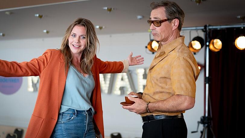 Wiedersehen der "Berlin, Berlin"-Stars in "Neuer Wind im Alten Land: Miss Altes Land": Beke (Felicitas Woll) emp&ouml;rt sich &uuml;ber die Teilnahmebedingungen zum Sch&ouml;nheitswettbewerb - Veranstalter Mickey (Jan Sosniok) kann ihre Aufregung so kurz vor der Premiere nicht verstehen.