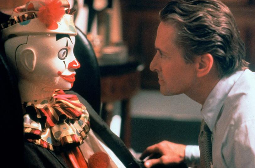 Nicholas Van Orton (Michael Douglas) erhält mysteriöse Nachrichten von einem Clown - alles nur ein Spiel? Nicholas Van Orton (Michael Douglas) erhält mysteriöse Nachrichten von einem Clown - alles nur ein Spiel?
