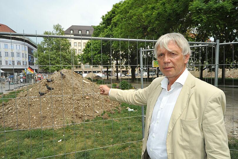 Bernhard Fricke ist zornig: Die Spatzen am Marienhof wurden vertrieben.