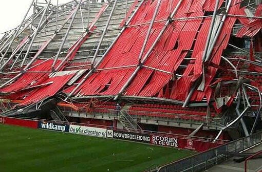 Wie ein Kartenhaus eingestürzt: Das Stadiondach von Twente Enschede.