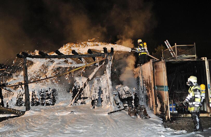 Flammen züngeln aus einer Lagerhalle in Nymphenburg: 130.000 Euro Schaden ist bei dem Brand entstanden.