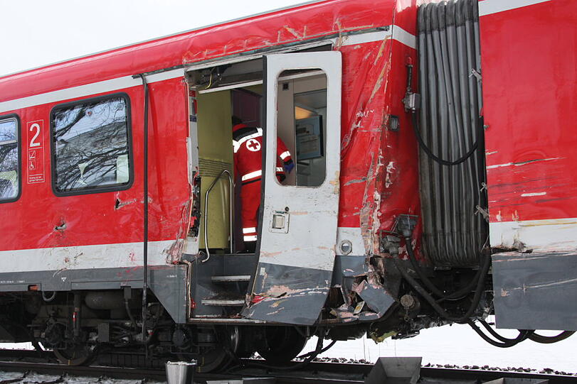 Einer der Insassen des Müllfahrzeugs verstarb noch an der Unfallstelle.