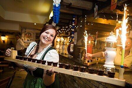Stamperl in London? Im "Bavarian Beerhouse" herrscht eine typische zünftig-bayrische Atmosphäre.