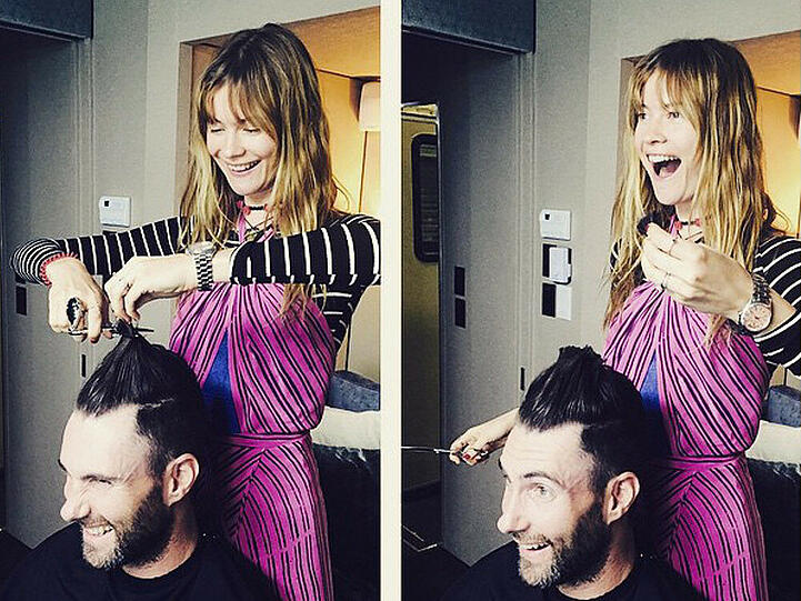 Behati Prinsloo schnibbelt an Adam Levines Haaren herum