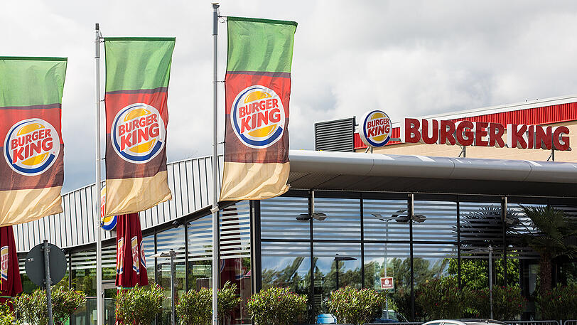 Geschmacklos: Die Fastfood-Kette Burger King warb damit, dass russische Frauen lebenslanges Frei-Essen und eine Geldprämie in Höhe von 41.000 Euro erhalten würden, wenn sie sich von einem russischen WM-Spieler schwängern lassen würden.
