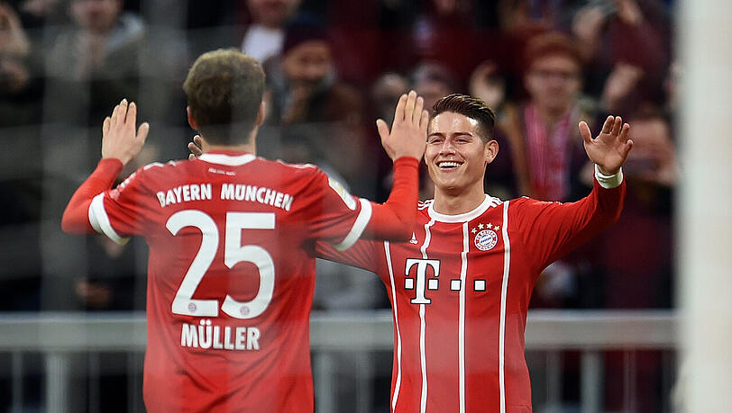 James Rodríguez (rechts) und Thomas Müller jubeln im März 2018 beim 6:0 gegen Borussia Dortmund. In der gerade abgelaufenen Hinrunde ließ Trainer Niko Kovac den Kolumbianer oft auf der Bank.