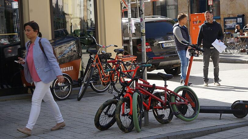 Fahrräder, E-Scooter und Lastenräder: Auf den Gehwegen in der Feilitzschstraße in Schwabing herrscht Chaos.