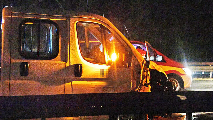 Dieser Klein-Lkw fuhr auf das Auto auf.