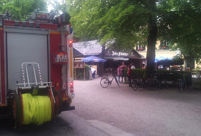 Die Feuerwehr rückte zu einem Großeinsatz am Flaucher-Biergarten an: Die Leitung des hauseigenen Gastanks leckte.