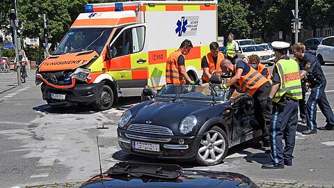 Am Mittwoch ist in Ramersdorf ein Rettungswagen mit einem Pkw kollidiert.