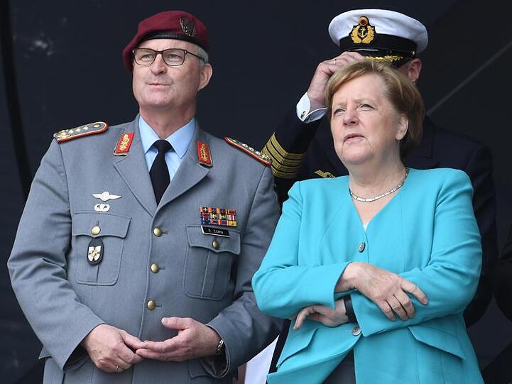 Bundeskanzlerin Angela Merkel und Generalinspekteur Eberhard Zorn beobachten den Überflug eines A400 M.