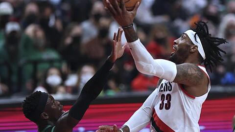 Dennis Schröder (l) steuerte 31 Punkte zum Celtics-Sieg gegen Portland bei.