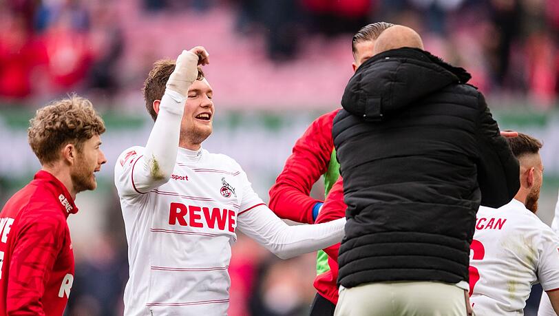 Der Kölner Torschütze Luca Kilian (2.v.l.) jubeln nach der Partie.