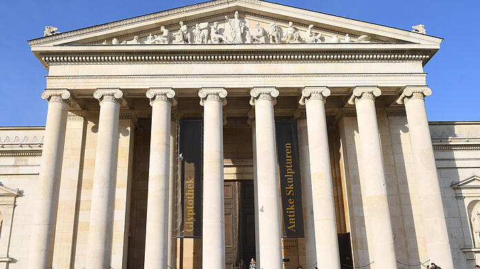 Beliebter Treffpunkt für Sonnenhungrige: Die Glyptothek am Königsplatz.