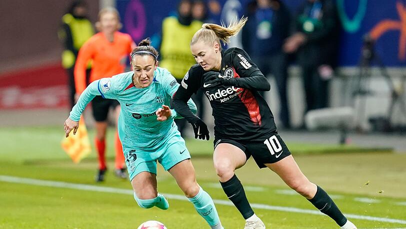 Frankfurts Torschützin Laura Freigang (r) im Zweikampf mit Lucy Bronze vom FC Barcelona.