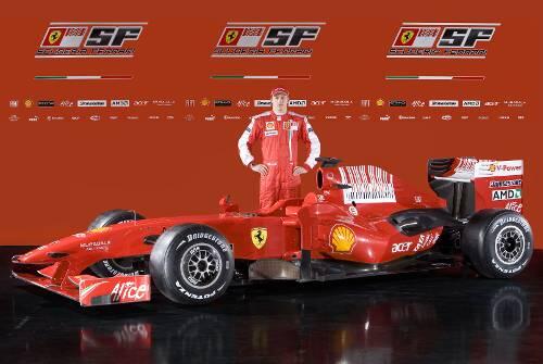 Hinter seinem neuen Ferrari: Kimi Räikkönen.