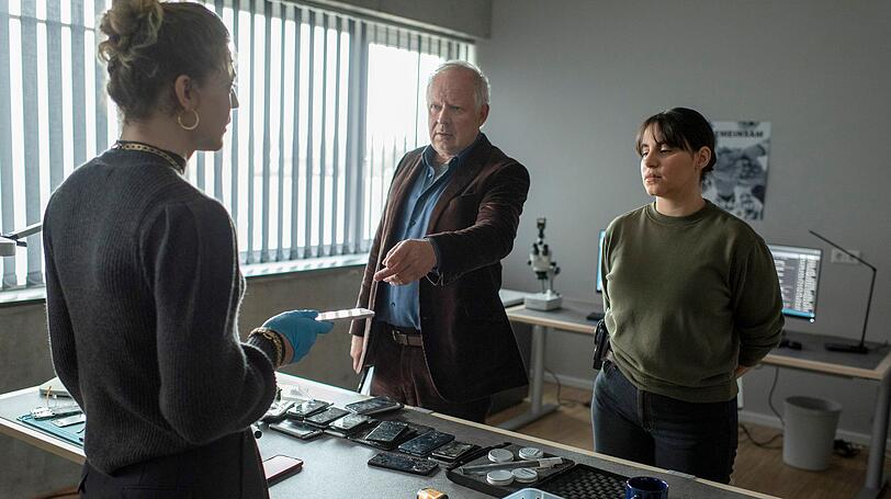 Forensikerin Paula Rinck (Thea Ehre, links) wertet die Handys der Toten aus. Borowski (Axel Milberg) und Sahin (Almila Bagriacik) sind gespannt, was die Analyse ergeben hat. Forensikerin Paula Rinck (Thea Ehre, links) wertet die Handys der Toten aus. Borowski (Axel Milberg) und Sahin (Almila Bagriacik) sind gespannt, was die Analyse ergeben hat.