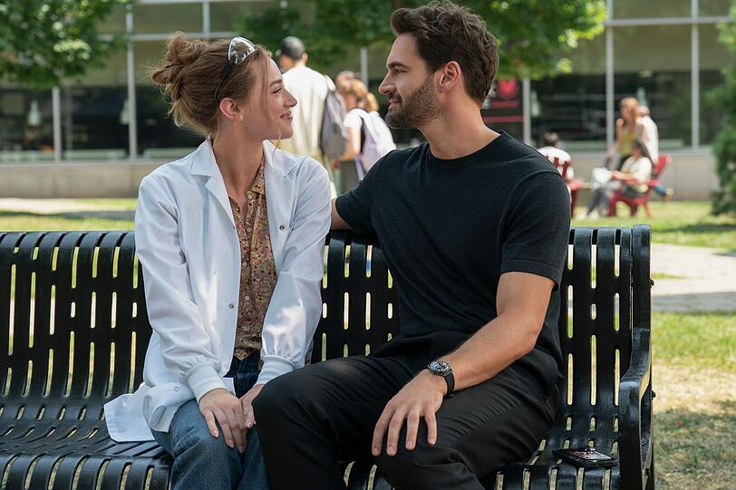 Alles nur Fake? Da sind sich Olive Smith (Lili Reinhart) und Professor Adam Carlsen (Tom Bateman) in der Bestseller-Verfilmung "Die theoretische Unwahrscheinlichkeit von Liebe" irgendwann selbst nicht mehr so sicher. Alles nur Fake? Da sind sich Olive Smith (Lili Reinhart) und Professor Adam Carlsen (Tom Bateman) in der Bestseller-Verfilmung "Die theoretische Unwahrscheinlichkeit von Liebe" irgendwann selbst nicht mehr so sicher.