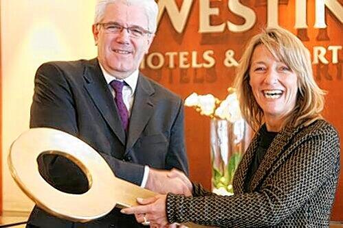 Westin Grand-Manager Reinhold Weise übergibt den Schlüssel an seine Nachfolgerin Sabine Dorn.