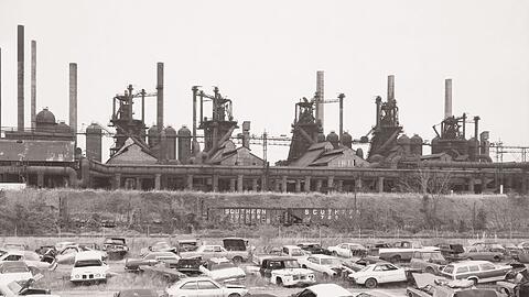 In Reih und Glied stehen nicht nur die Hochöfen des Hüttenwerks in Ensley, sondern auch die Autowracks. Fast jedenfalls. In Alabama haben Bernd und Hilla Becher 1982 fotografiert.