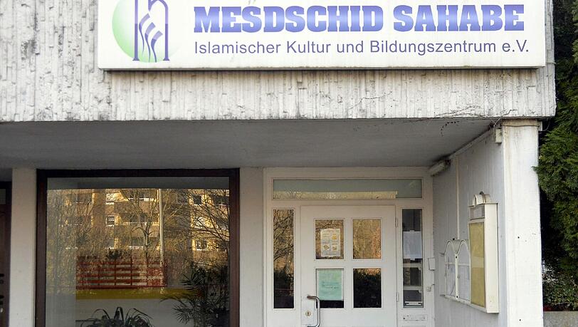 Der Verein "Mesdschid Sahabe Islamischer Kultur und Bildungszentrum e.V." steht im Verdacht, die Terrormiliz IS zu unterstützen. Der Verein "Mesdschid Sahabe Islamischer Kultur und Bildungszentrum e.V." steht im Verdacht, die Terrormiliz IS zu unterstützen.