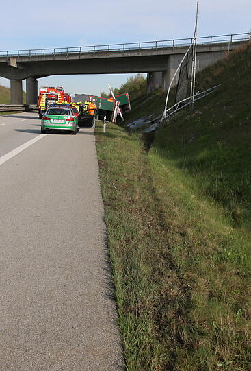 Bei einem Unfall auf der A94 krachte am Montag ein Lkw auf die Seite. Die Autobahn musste gesperrt werden.