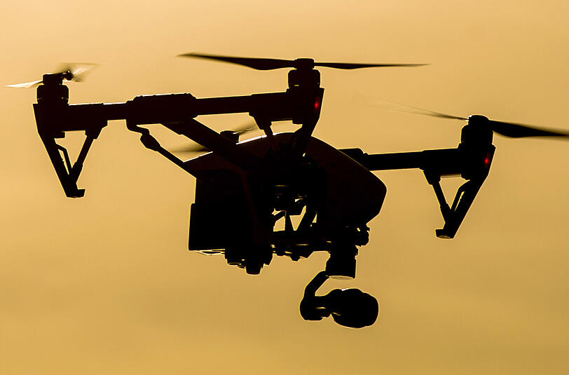 Quadrocopter für Video und Fotoaufnahmen. Immer mehr Menschen nutzen die kleinen Fluggeräte, um aus der Luft zu fotografieren oder zu filmen. Foto: Patrick Pleul