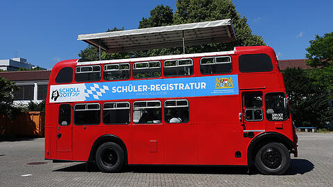 In diesem Bus können sich Schüler für die Verteilung von Flugblättern in einer Diktatur registrieren lassen.