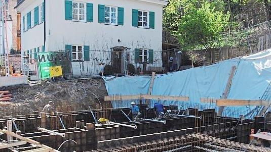 Das alte "Hexenhäuschen wird saniert. Daneben steht schon das Fundament für den neue Waldorfkindergarten.