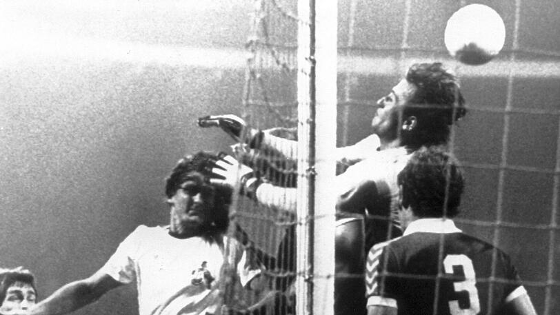 17. August 1977: Kölns Mittelstürmer Dieter Müller (weißes Trikot) erzielt beim 7:2 gegen Werder Bremen per Kopfball sein erstes von insgesamt sechs Toren.