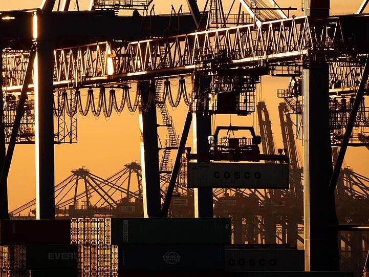 Ein Containerschiff der China Ocean Shipping Company am Hamburger Hafen.