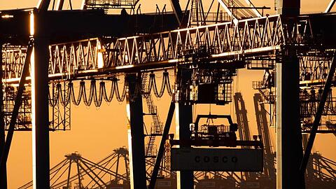 Ein Containerschiff der China Ocean Shipping Company am Hamburger Hafen.