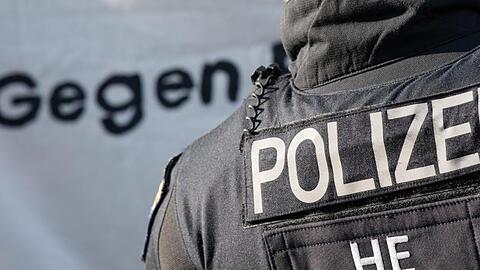 Ein Polizist ist bei einer Demonstration in Frankfurt im Einsatz.