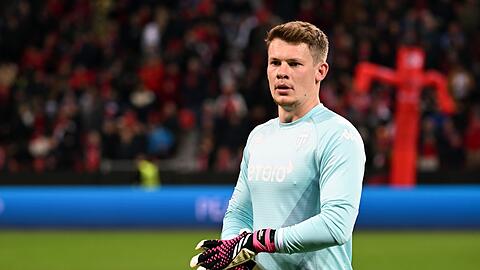 Alexander Nübel zieht sich Torwarthandschuhe an.