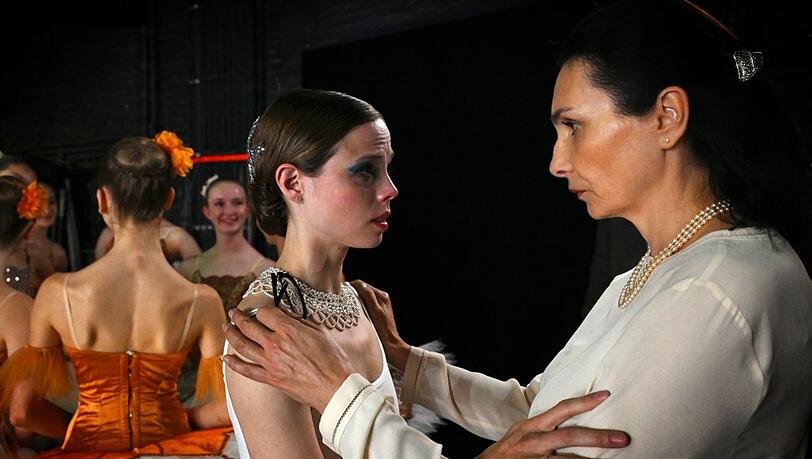 "Jenseits der Spree: Im Spiegel der Tod": Akademiedirektorin Margot Walser (Katerina Medvedeva, r.) ist schockiert über das Aussehen von Star-Tänzerin Rebecca Bennet (Lisa Pavlov, l.).