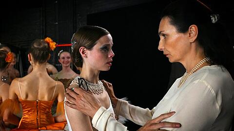 "Jenseits der Spree: Im Spiegel der Tod": Akademiedirektorin Margot Walser (Katerina Medvedeva, r.) ist schockiert über das Aussehen von Star-Tänzerin Rebecca Bennet (Lisa Pavlov, l.).
