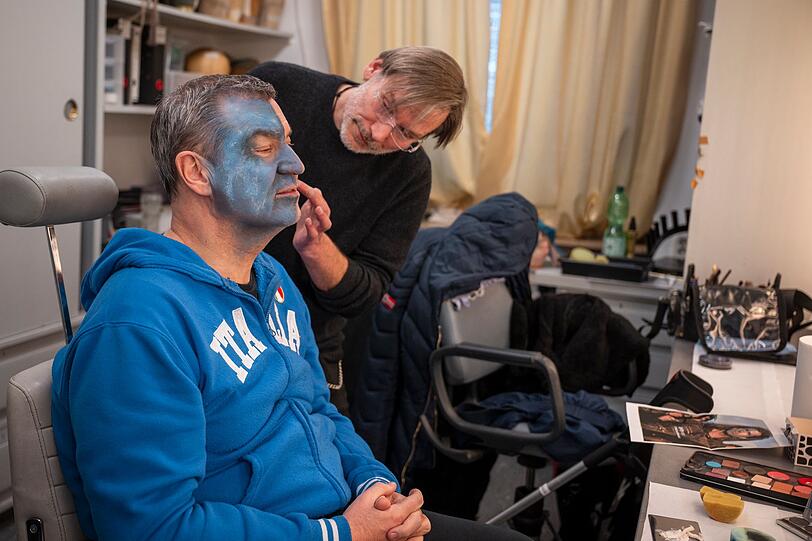 Maskenbildner Dirk Hirsch (r) wei&szlig;: Die blaue Schminke im Gesicht des Ministerpr&auml;sidenten darf nicht aussehen wie Make-up.