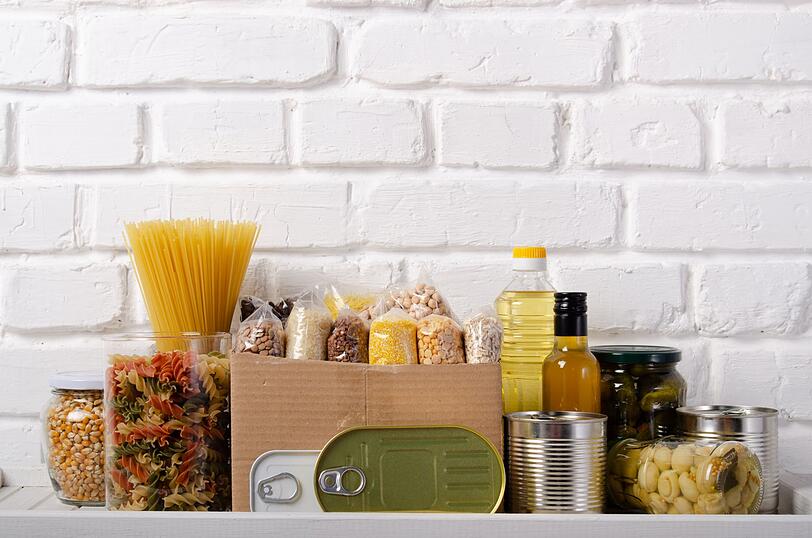 Urlaub im Ferienhaus setzt etwas Planung voraus, um das Thema Essen nicht in Stress ausarten zu lassen. Sinnvoll ist ein gewisser Grundstock an Lebensmitteln, die sich in unterschiedlichen Gerichten verarbeiten lassen. Dazu gehören Zwiebeln, Knoblauch, Kartoffeln, Mehl, Eier, Haferflocken, Hülsenfrüchte, Reis und Nudeln sowie Tomaten in der Dose, Bratöl und Gewürze. Urlaub im Ferienhaus setzt etwas Planung voraus, um das Thema Essen nicht in Stress ausarten zu lassen. Sinnvoll ist ein gewisser Grundstock an Lebensmitteln, die sich in unterschiedlichen Gerichten verarbeiten lassen. Dazu gehören Zwiebeln, Knoblauch, Kartoffeln, Mehl, Eier, Haferflocken, Hülsenfrüchte, Reis und Nudeln sowie Tomaten in der Dose, Bratöl und Gewürze.